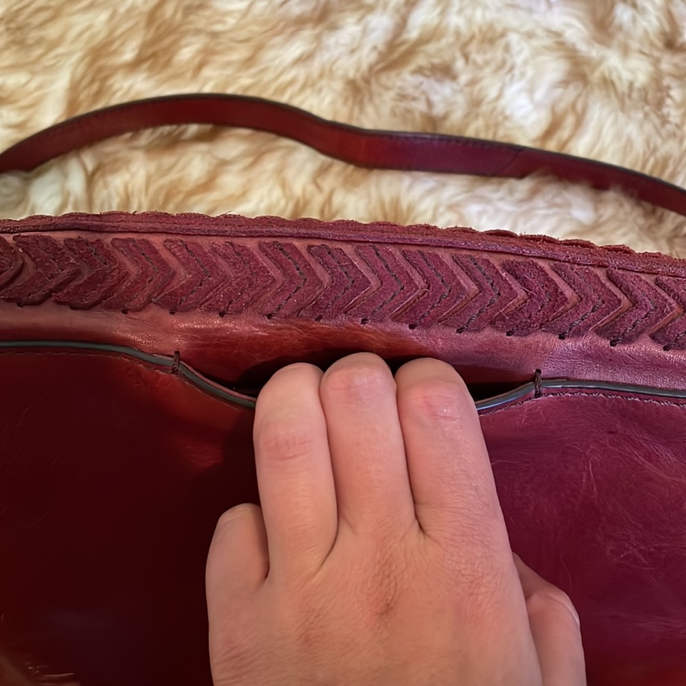 Burgundy fossil crossbody purse with tassel - Picture 4 of 8